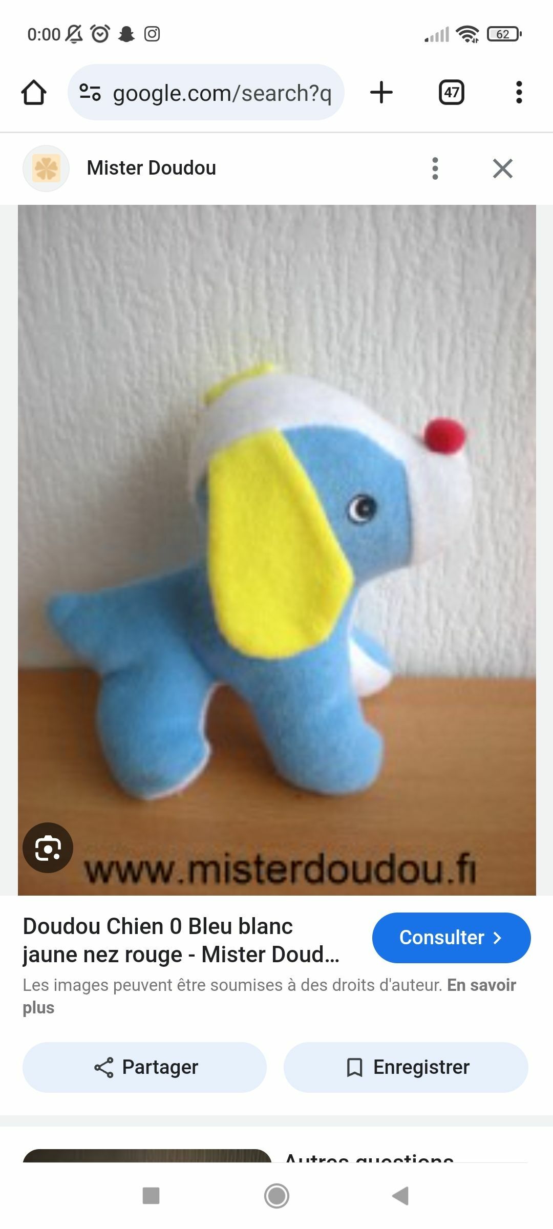 Chien bleu avec oreille jaune et nez rouge