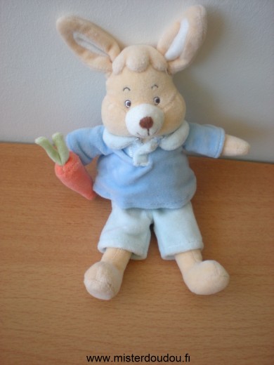 Lapin Pull et short bleus tenant une carotte Jollybaby