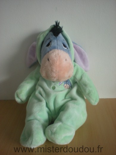 Ane Bouriquet mauve en pyjama vert a capuche Disney