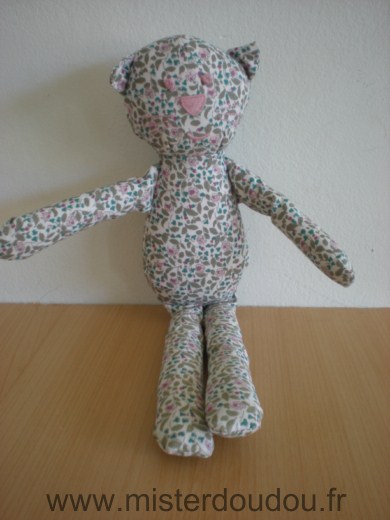 Chat Blanc nez rose feuillages vert fleur fleuri Bout chou