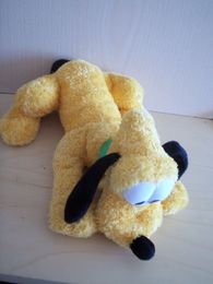 Chien Jaune collier vert Disney
