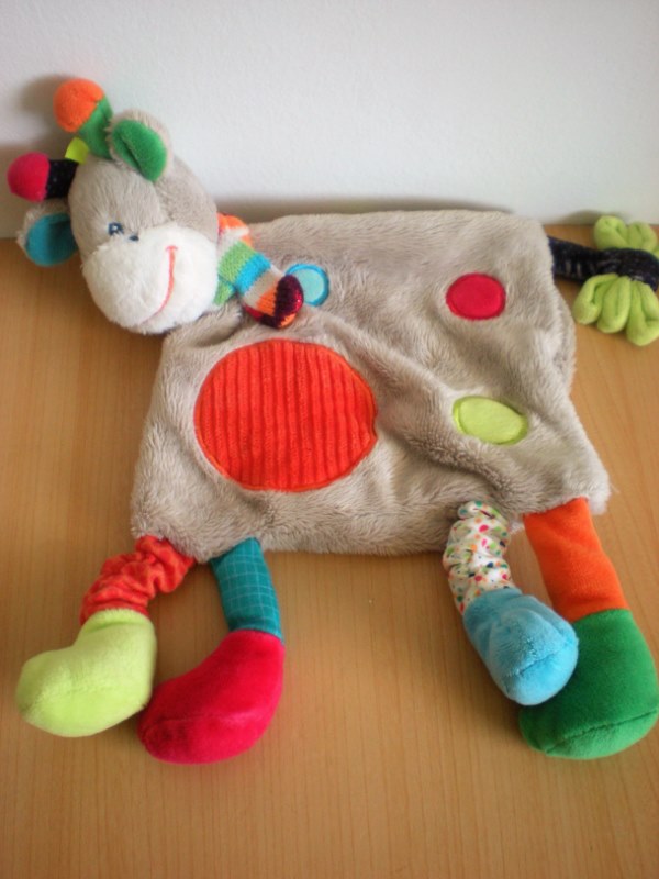 Nicotoy Girafe Gris rond rouge vert bleu echarpe multicolore - Très bon état