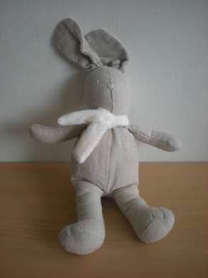 Lapin Beige écharpe blanche Cote table