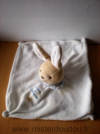 Doudou Lapin Doudou et compagnie Blanc col bleu Tissus en très bon état mais des traces jaunes non parties au lavage. proposons pour dépanner.