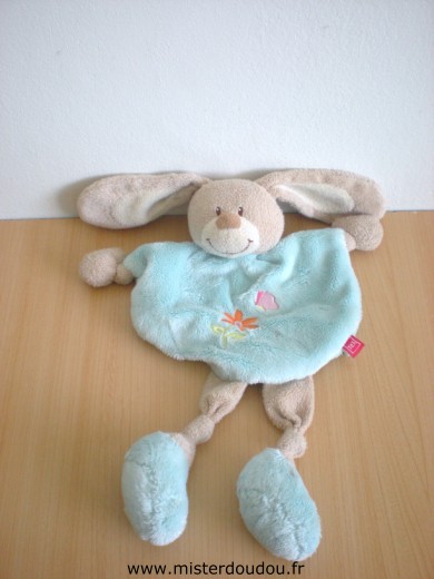 Doudou Lapin Tex Bleu avec un fleur et un papillon brodés 