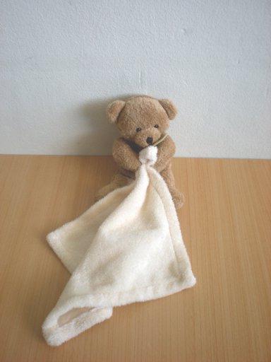 Doudou Ours Doudou et compagnie Marron mouchoir ecru 