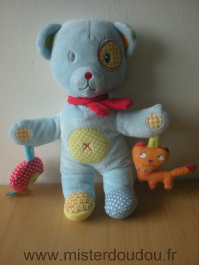 Doudou Ours Nicotoy Bleu echarpe rouge  tenant petit chat orange et fraise rouge 