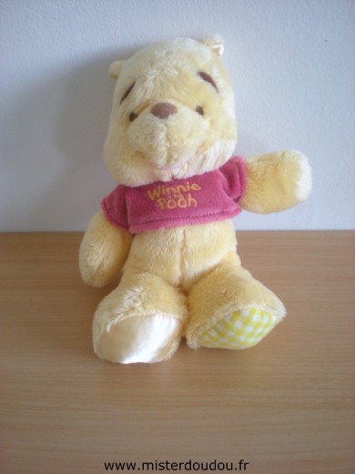 Doudou Ours Nicotoy Winnie jaune thisrt rouge winnie the pooh Dessous de la patte satin jaune et l'autre patte vichy jaune