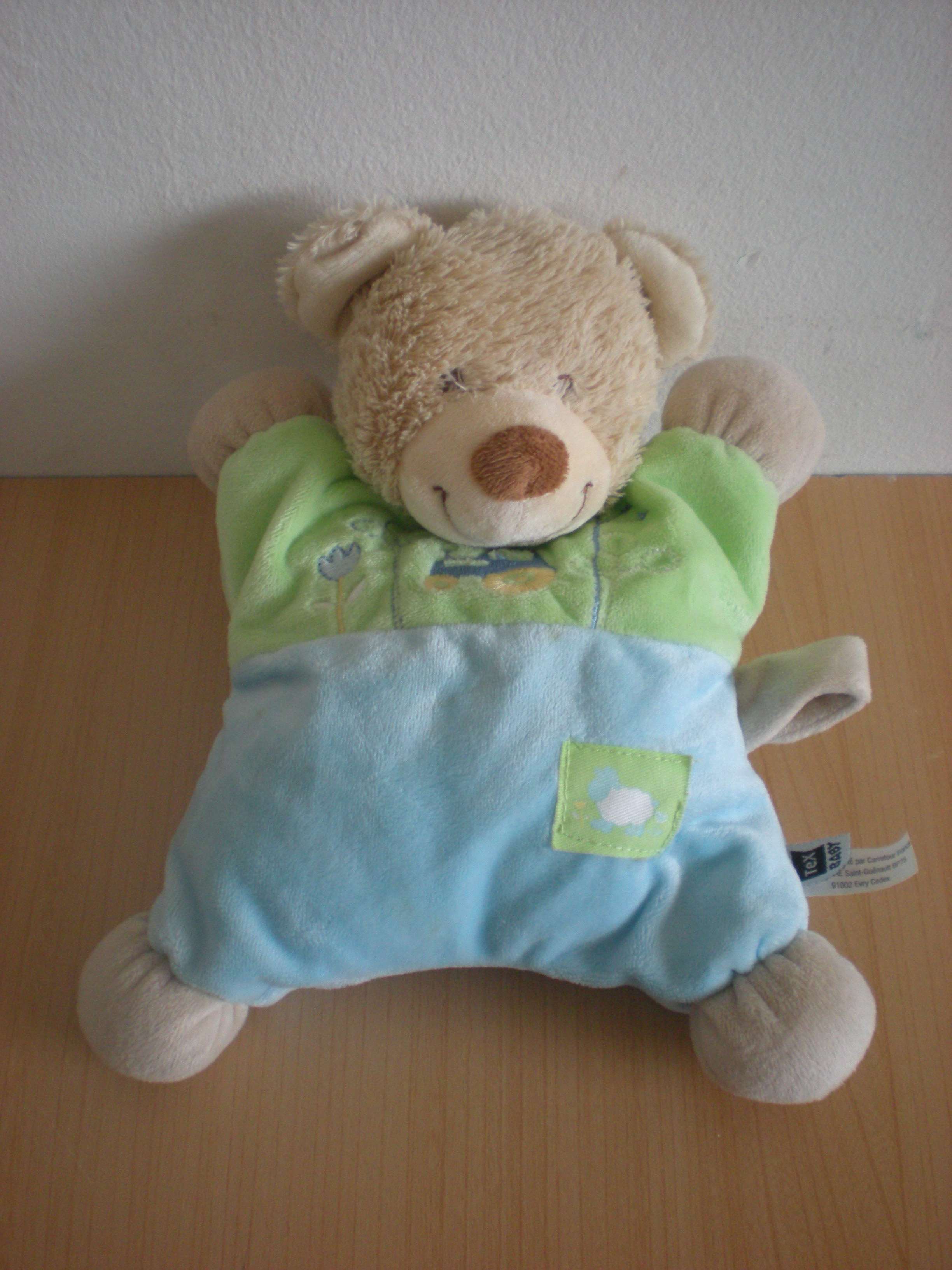 Doudou Ours Tex Bleu vert motifs tracteur arbres 