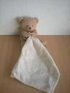 Ours-Doudou-et-compagnie-Marron-mouchoir-ecru